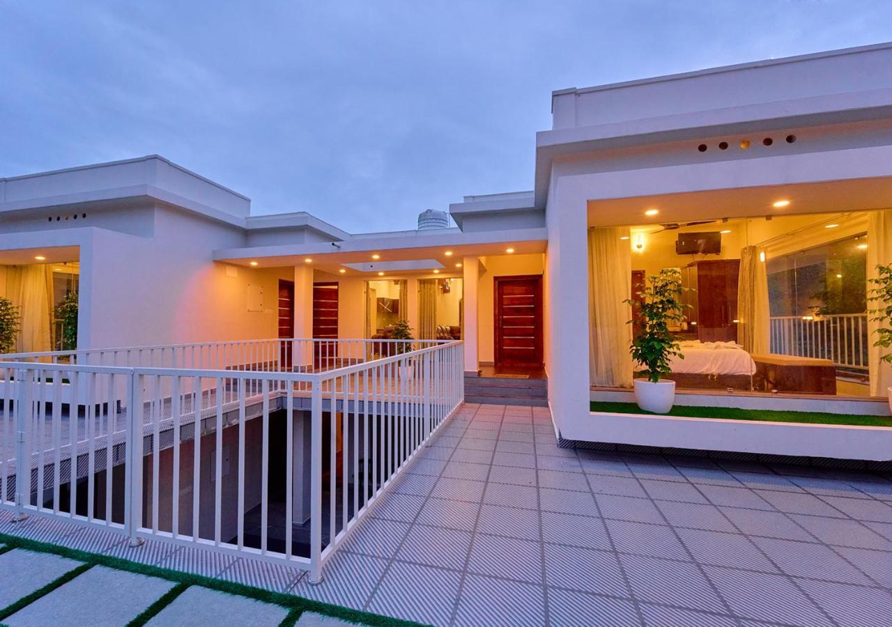 Glen Castle Vagamon Pool Resort By Voye Homes Exteriér fotografie
